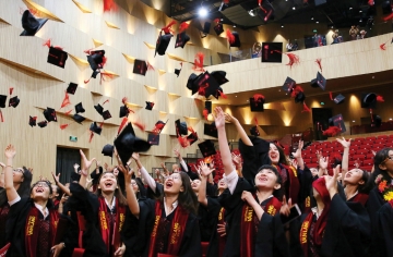 NHIỀU ẤN TƯỢNG T� I LỄ TỐT NGHIỆP TRƯỜNG Đ� I HỌC QUỐC TẾ